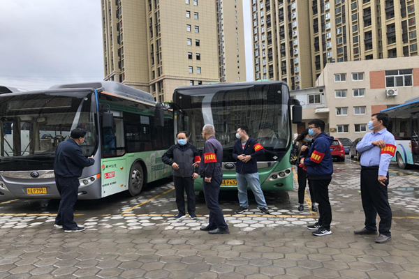 中共鄭州赫喆文化傳播有限公司黨支部開展“疫情防控常態(tài)化，為公共交通助力”志愿服務(wù)實踐活動